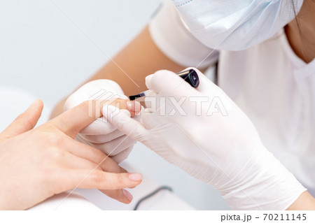 Hand covers varnish to nail. Hand covers varnish to nail. 70211145