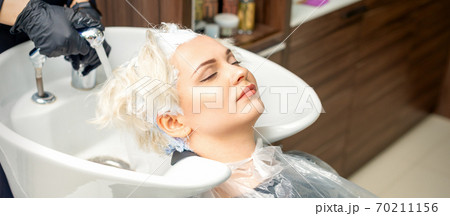 Hairdresser prepare to washes off the dye 70211156