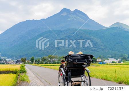 湯布院女子旅で人力車を楽しむ女性と友達 【9月】【撮影協力 人力車のえびす屋】 湯布院女子旅で人力車を楽しむ女性と友達 【9月】【撮影協力 人力車のえびす屋】 70211574