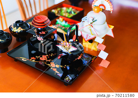 御節料理と屠蘇器　【日本の正月のイメージ】 70211580