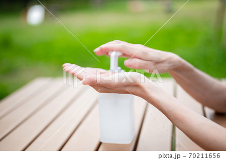 野外での新型コロナウイルス予防アルコール除菌 野外での新型コロナウイルス予防アルコール除菌 70211656
