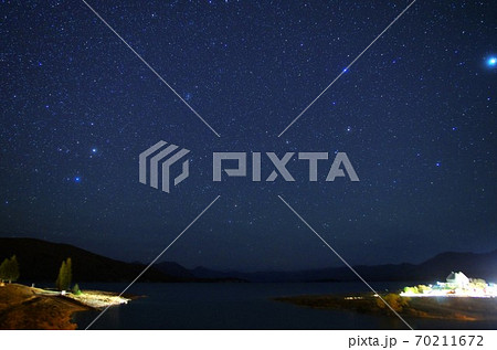 ニュージーランド南島テカポ村で満天の星空に包まれる 70211672