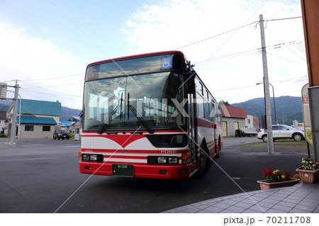 北海道　音威子府　音威子府駅前に停車中の宗谷バス 70211708