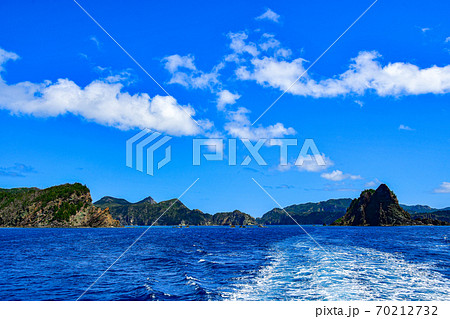 海と白波と夏の島々と大自然の写真素材