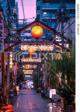 日本の横浜都市景観 横浜・野毛の飲み屋街(やなぎ通り)などを望む 日本の横浜都市景観 横浜・野毛の飲み屋街(やなぎ通り)などを望む 70214900