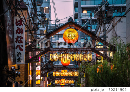 日本の横浜都市景観 横浜・野毛の飲み屋街(やなぎ通り)などを望む 日本の横浜都市景観 横浜・野毛の飲み屋街(やなぎ通り)などを望む 70214903