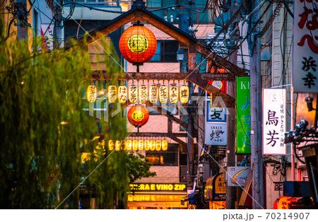 日本の横浜都市景観 横浜・野毛の飲み屋街(やなぎ通り)などを望む 日本の横浜都市景観 横浜・野毛の飲み屋街(やなぎ通り)などを望む 70214907