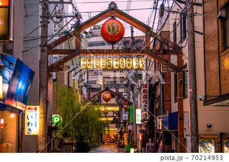 日本の横浜都市景観 横浜・野毛の飲み屋街(やなぎ通り)などを望む 日本の横浜都市景観 横浜・野毛の飲み屋街(やなぎ通り)などを望む 70214953