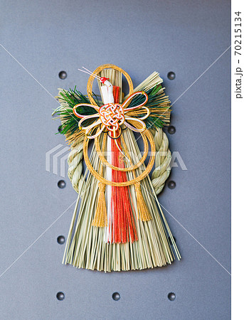 大掃除のあとに玄関に注連飾りを飾る　【日本の正月のイメージ】 70215134