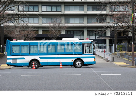 外務省前の警視庁機動隊の人員輸送車 外務省前の警視庁機動隊の人員輸送車 70215211