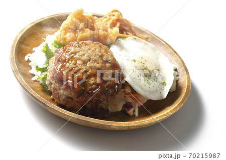 チキンナゲットやナポリタンも一緒に乗っている熱々のロコモコ丼(白背景) チキンナゲットやナポリタンも一緒に乗っている熱々のロコモコ丼(白背景) 70215987