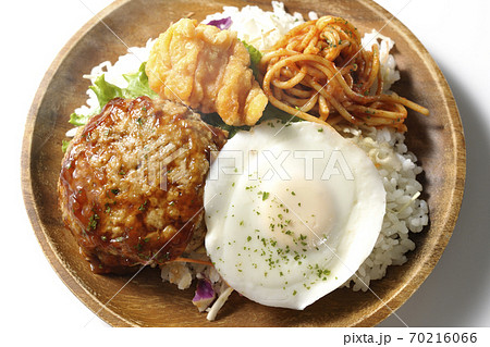ナゲットやナポリタンも一緒に乗っている熱々のロコモコ丼（白背景、俯瞰） 70216066