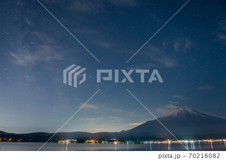山梨富士河口町の山中湖から観える富士山と天の川 70216082