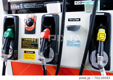 ガソリンスタンド　給油 70216083