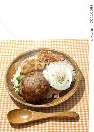 チキンナゲットやナポリタンも一緒に乗っている熱々のロコモコ丼と木製のスプーン チキンナゲットやナポリタンも一緒に乗っている熱々のロコモコ丼と木製のスプーン 70216098