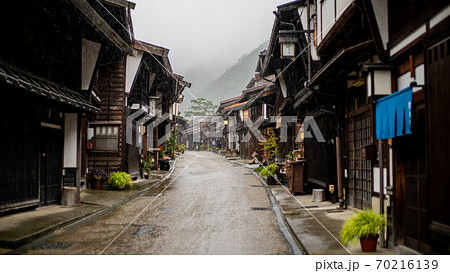 夕暮れ、雨の奈良井宿 70216139