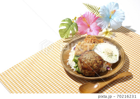 ナゲットやナポリタンも一緒に乗っている熱々のロコモコ丼と木製のスプーンとハイビスカスの造花 ナゲットやナポリタンも一緒に乗っている熱々のロコモコ丼と木製のスプーンとハイビスカスの造花 70216231