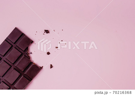 Bited bar of chocolate with crumbs 70216368