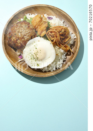 チキンナゲットやナポリタンも一緒に乗っている熱々のロコモコ丼(俯瞰) チキンナゲットやナポリタンも一緒に乗っている熱々のロコモコ丼(俯瞰) 70216570