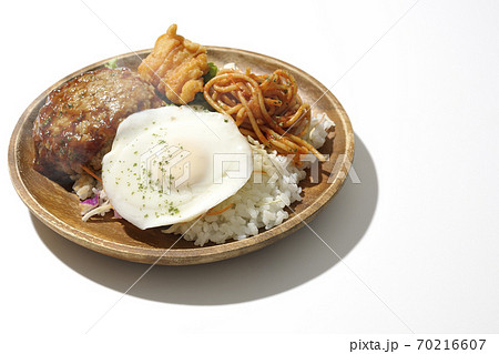 チキンナゲットやナポリタンも一緒に乗っている熱々のロコモコ丼(白背景) チキンナゲットやナポリタンも一緒に乗っている熱々のロコモコ丼(白背景) 70216607