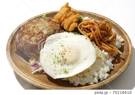 チキンナゲットやナポリタンも一緒に乗っている熱々のロコモコ丼(白背景) チキンナゲットやナポリタンも一緒に乗っている熱々のロコモコ丼(白背景) 70216610