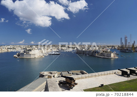 マルタ アッパーバラッカガーデンから眺めるビルグの町並みと聖アンジェロ砦、グランド・ハーバー 70218844