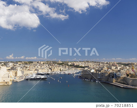 マルタ アッパーバラッカガーデンから眺めるビルグ・イシーラの町並みとグランド・ハーバー 70218851