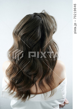 Brunette woman back view 70219646