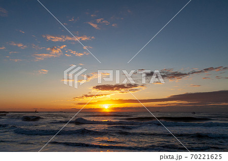 波間きらめく大洗海岸の日の出 波間きらめく大洗海岸の日の出 70221625
