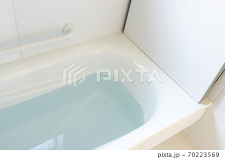 お湯の入ったバスルームのバスタブ 70223569