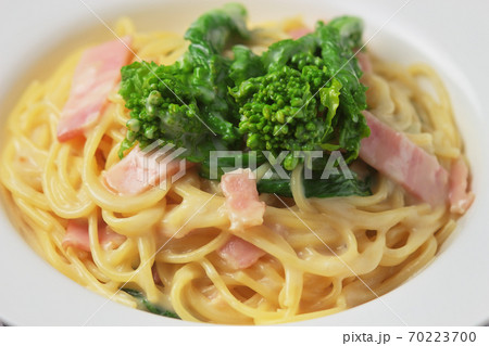 菜の花とベーコンのクリームパスタのアップ 70223700
