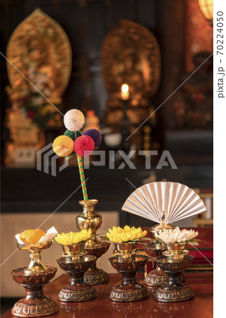 [東京・上野] 七福神の護国院の祈願所に置いてある菊の花と仏教の五色を飾る折り紙の玉。 70224050