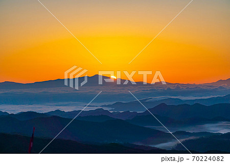 初日の出イメージ 山間部の雲海と日の出 【長野県】 初日の出イメージ 山間部の雲海と日の出 【長野県】 70224082