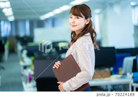 資料を持つビジネスウーマン 資料を持つビジネスウーマン 70224189