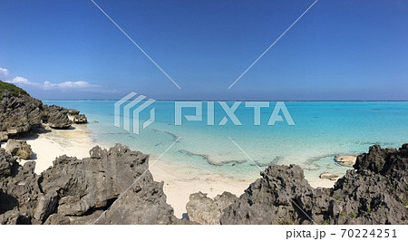 【与論島】景勝地、鳩の湖からの眺め 70224251