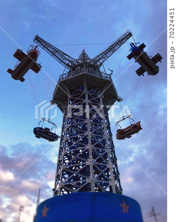 生駒山上遊園地　日本一古い飛行塔 70224451