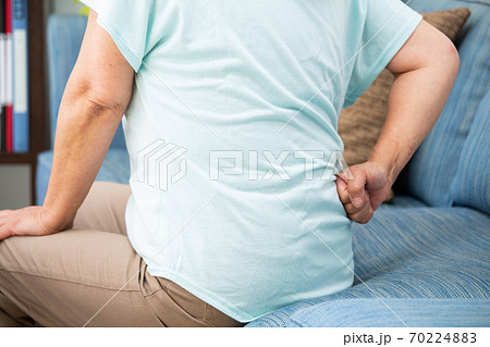 腰痛に悩むシニア女性 腰痛に悩むシニア女性 70224883