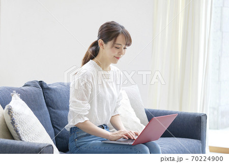 パソコンンを使う女性 70224900