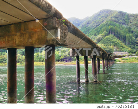 仁淀川にかかる名越屋沈下橋とその風景 70225131