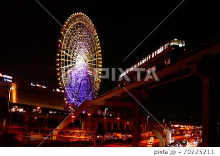 闇に浮かぶ観覧車 闇に浮かぶ観覧車 70225211