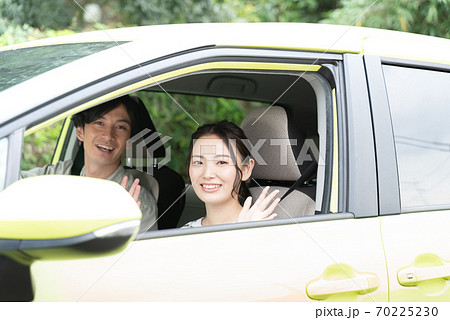 車で外出する男女 車で外出する男女 70225230