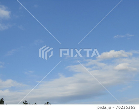 秋の青空に白い雲 70225265