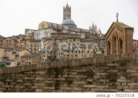 中世のヨーロッパの都市と大聖堂・イタリアのシエ-ナ歴史地区 中世のヨーロッパの都市と大聖堂・イタリアのシエ-ナ歴史地区 70225518