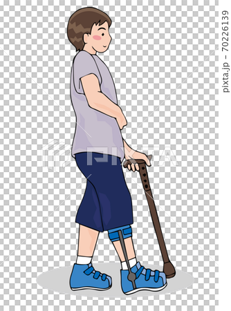 短下肢装具を付けて杖歩行する男性 70226139