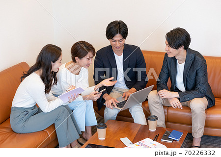 ビジネス オフィスでのわきあいあいとしたミーティング風景 ビジネス オフィスでのわきあいあいとしたミーティング風景 70226332