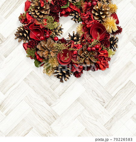 木製の白い壁に掛けられたクリスマスリース 複数のバリエーションがありますのイラスト素材