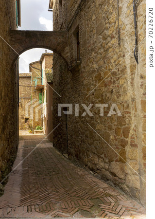 中世の街の石畳の路地・イタリアのピエンツァ歴史地区 70226720