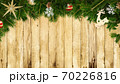 クリスマスの飾り付けをした木製の壁 - 複数のバリエーションがあります クリスマスの飾り付けをした木製の壁 - 複数のバリエーションがあります 70226816