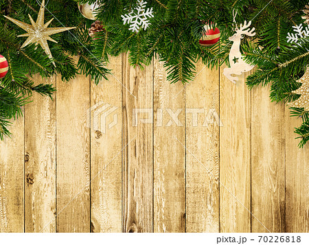 クリスマスの飾り付けをした木製の壁 複数のバリエーションがありますのイラスト素材