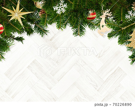 クリスマスの飾り付けをした白い木製の壁 複数のバリエーションがありますのイラスト素材